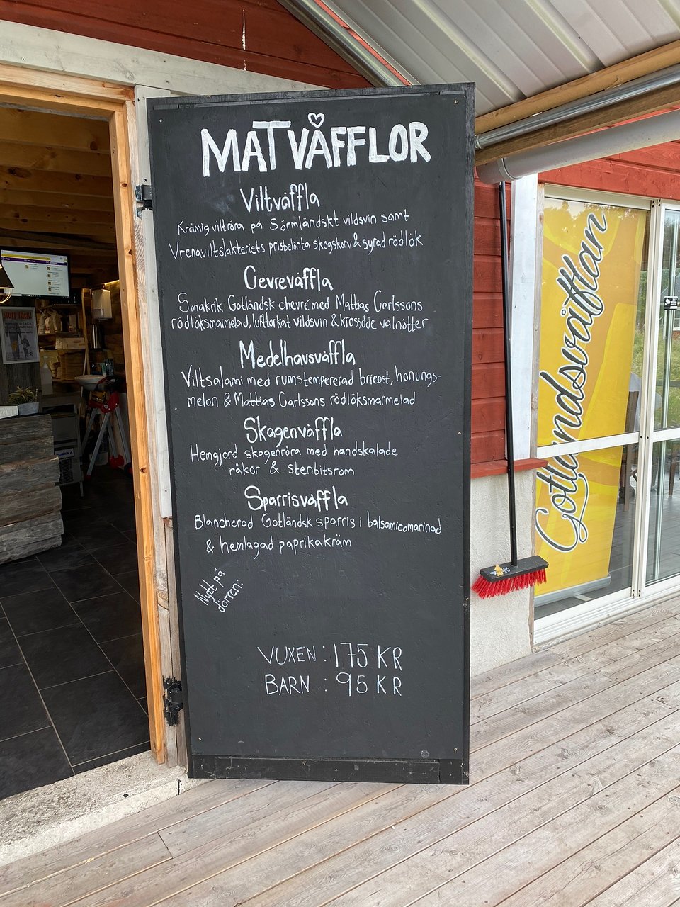 Svart tavla med dagens matvåfflor
